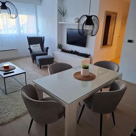 Max Sa Privatnim Parkingom * 바냐루카