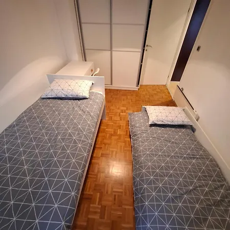 Max Sa Privatnim Parkingom