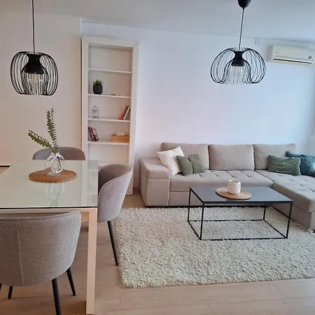 Max Sa Privatnim Parkingom Appartement