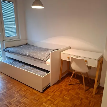 Max Sa Privatnim Parkingom