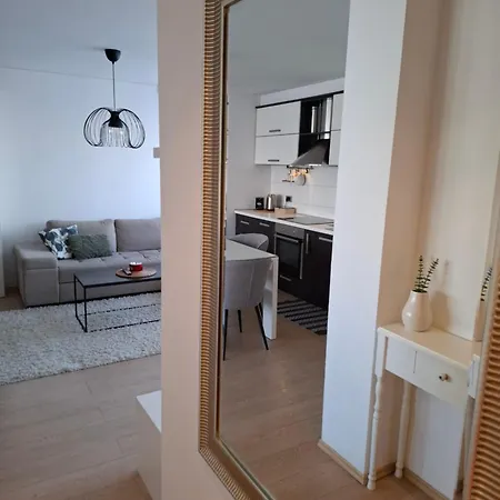 Max Sa Privatnim Parkingom