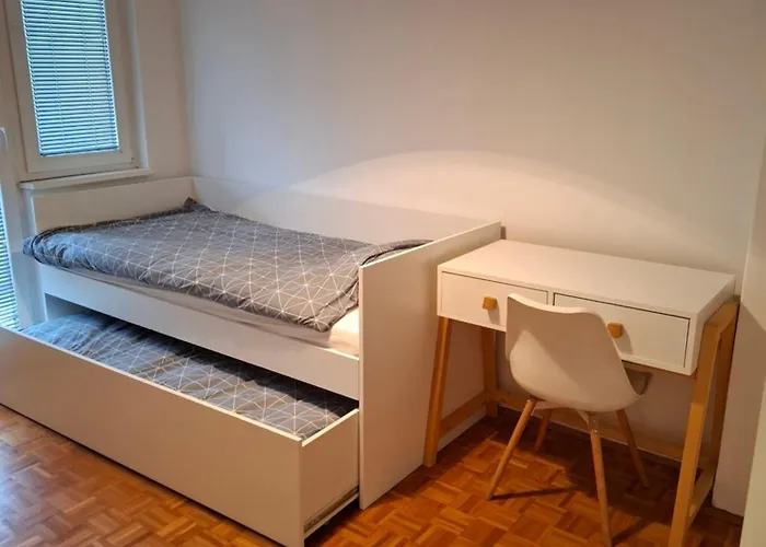 Max Sa Privatnim Parkingom