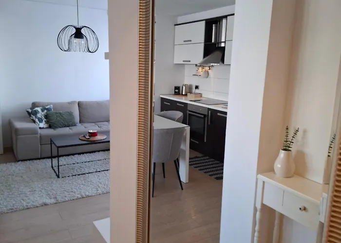 Max Sa Privatnim Parkingom